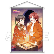 画像をギャラリービューアに読み込む, 【新品】 『ラブライブ!虹ヶ咲学園スクールアイドル同好会』B2タペストリー侑&amp;エマ[2] 佐賀
